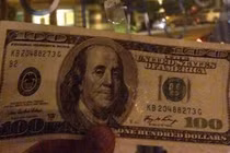 Đại gia bất động sản bí ẩn rải tiền đầy đường