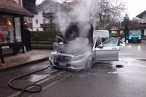 Mercedes S-Class mới cóng bỗng nhiên bốc cháy