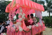 Cặp đôi 9X Nghệ An rước dâu bằng máy cày tự chế