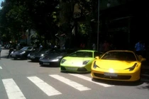 Nữ đại gia 8x “khoe” cả dàn siêu xe trên phố Sài Gòn