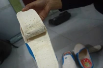 Mổ dép Trung Quốc, thấy chất lạ gì trong đó?