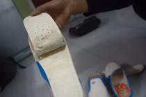 Mổ dép Trung Quốc, thấy chất lạ gì trong đó?