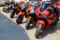 Dàn moto PKL kéo nhau đi thay "máu" miễn phí ở TPHCM