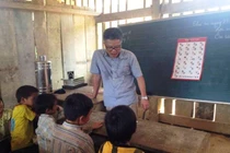 Ảnh GS. Ngô Bảo Châu giản dị dạy chữ cho trẻ em vùng cao