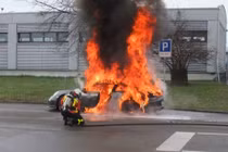 Siêu xe Porsche 911 GT3 liên tục bốc cháy