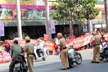Hàng trăm tiểu thương TP HCM mặc đồng phục phản đối chủ đầu tư
