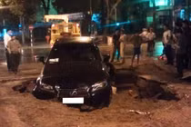 Xế sang Lexus sập “hố tử thần” trên phố Lý Thường Kiệt