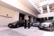 Khách sạn 5 sao Việt sắm xe “Mẹc” 6 tỷ làm “taxi“