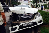 Hết Bentley lại đến Mercedes tiền tỷ nát bét đầu ở HN
