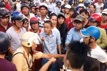 Vì sao CSGT bị hàng trăm người dân Kon Tum vây đánh?