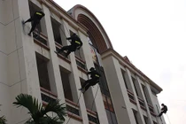 Xem cảnh sát VN đu mình như người nhện trấn áp khủng bố