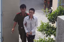 Đi tù vì... được bạn gái 13 tuổi cho làm “chuyện người lớn“