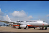 Máy bay Jetstar Pacific lại va vào chim 