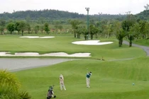 Bản tin lạ: Bí thư Tỉnh ủy Thừa Thiên- Huế đánh gôn