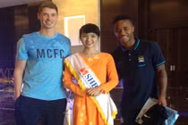 Cô gái trong đoàn tiếp đón “minh oan” giúp sao Man City