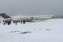 Clip máy bay chở 127 người trượt khỏi đường băng
