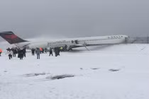Clip máy bay chở 127 người trượt khỏi đường băng