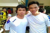 Cả làng kéo nhau ra xem Công Phượng đá bóng