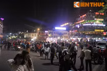 Dân Hà Nội đổ xô xuống phố đón giao thừa 2015