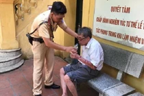 Cảnh sát giao thông Hà Nội đưa người dân say nắng về nhà