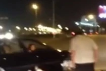 Kinh hoàng xe biển xanh, xe máy “vờn” nhau trên cầu Thanh Trì