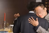 Chồng yêu đàn ông nhưng vẫn cố mây mưa với vợ 