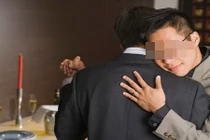 Chồng yêu đàn ông nhưng vẫn cố mây mưa với vợ 