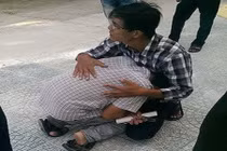 Sĩ tử hỏng thi vì chuông điện thoại trong quần