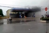 Clip người dân đứng xem cây xăng cháy gây bão mạng