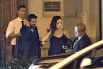 Cận mặt gái lạ Ronaldo cặp kè ngay trước trận đấu mới