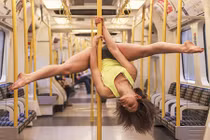 Mắt tròn mắt dẹt nhìn gái trẻ múa cột trên tàu điện 