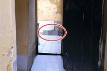 Một người đàn ông chết ở nhà vệ sinh công cộng HN