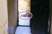 Một người đàn ông chết ở nhà vệ sinh công cộng HN