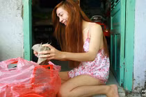 Một ngày mưu sinh của cô gái chuyển giới bán bánh rán