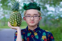 Thua cá cược, nam sinh bảnh trai phải cắt đầu quả dứa 