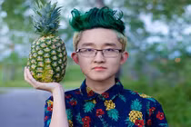 Thua cá cược, nam sinh bảnh trai phải cắt đầu quả dứa 