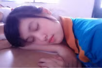 Ảnh nữ sinh ngủ gật trong lớp gây bão mạng