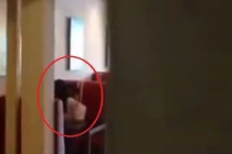 Cặp đôi mặc đồng phục học sinh “yêu” trong tiệm bánh HN