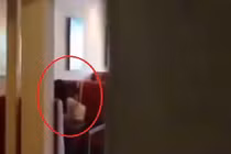 Cặp đôi mặc đồng phục học sinh “yêu” trong tiệm bánh HN