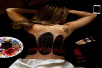 Cặp đôi đồng tính thích vẽ tranh trên... lưng nhau