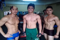 Trai đẹp bụng 6 múi lắc lư khiến gái Việt phát cuồng