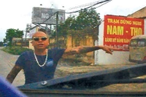 Đầu gấu hung hăng chặn xe QL1 đã bị xử "trảm"