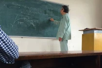 Cảm động thầy giáo mặc đồ bệnh viện lên giảng đường 