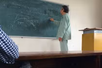 Cảm động thầy giáo mặc đồ bệnh viện lên giảng đường 