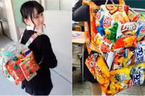 Nữ sinh Nhật rộ “mốt” mang ba lô quà vặt đến trường