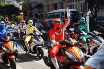 Dàn bê tráp siêu nhân gây náo loạn đường phố Sài Gòn