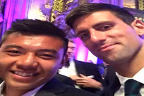 Lý Hoàng Nam khoe cúp vô địch, chụp ảnh với Djokovic 
