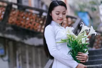 Cô giáo 9X đẹp trong veo bên hoa loa kèn tháng tư