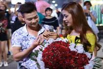 Chàng ca sĩ cầu hôn tân Hoa khôi như truyện ngôn tình