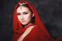 Nữ MC đẹp lạ trong hình ảnh giống “Cô dâu 8 tuổi“